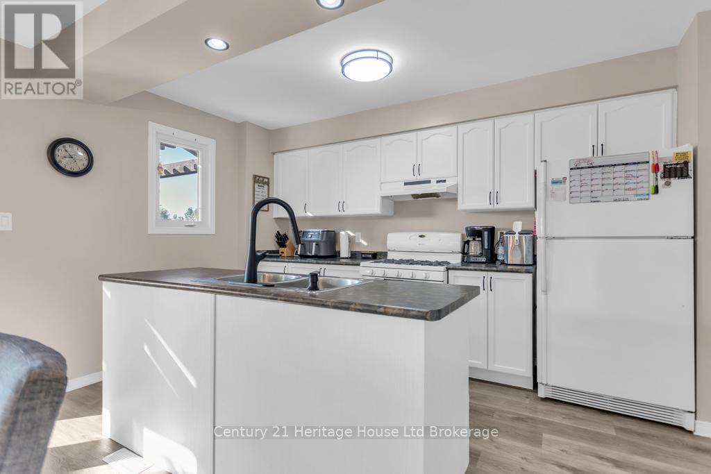 209 North Street E, Tillsonburg, Ontario  N4G 1B8 - Photo 7 - X12449221
