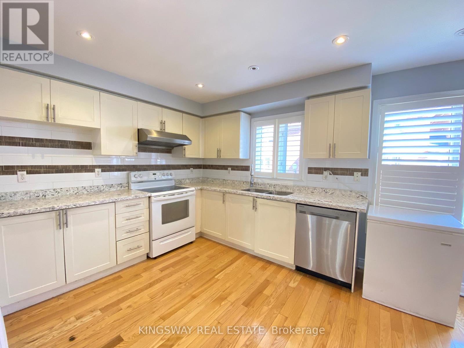 33 Caranci Crescent, Brampton, Ontario  L6P 1H3 - Photo 4 - W12448924
