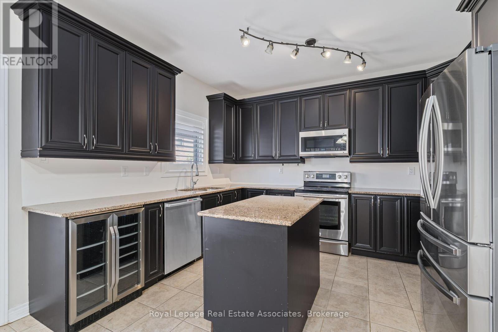 405 Hincks Drive, Milton, Ontario  L9T 8T6 - Photo 10 - W12448935