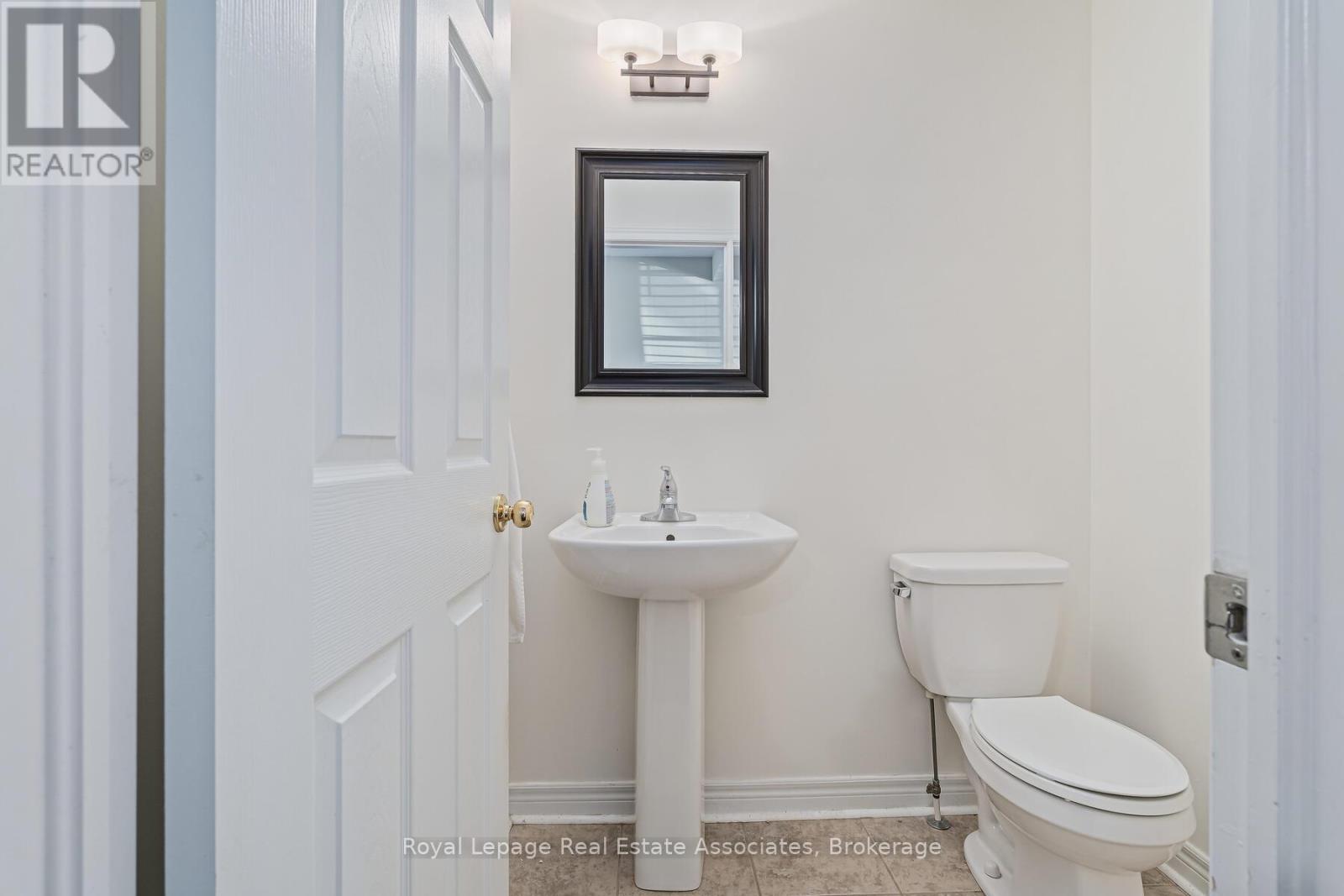405 Hincks Drive, Milton, Ontario  L9T 8T6 - Photo 13 - W12448935