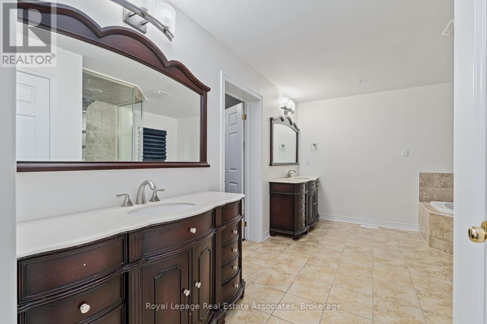 405 Hincks Drive, Milton, Ontario  L9T 8T6 - Photo 17 - W12448935