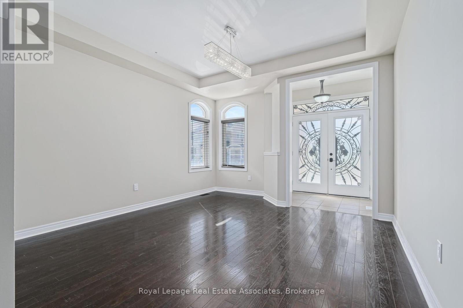 405 Hincks Drive, Milton, Ontario  L9T 8T6 - Photo 4 - W12448935