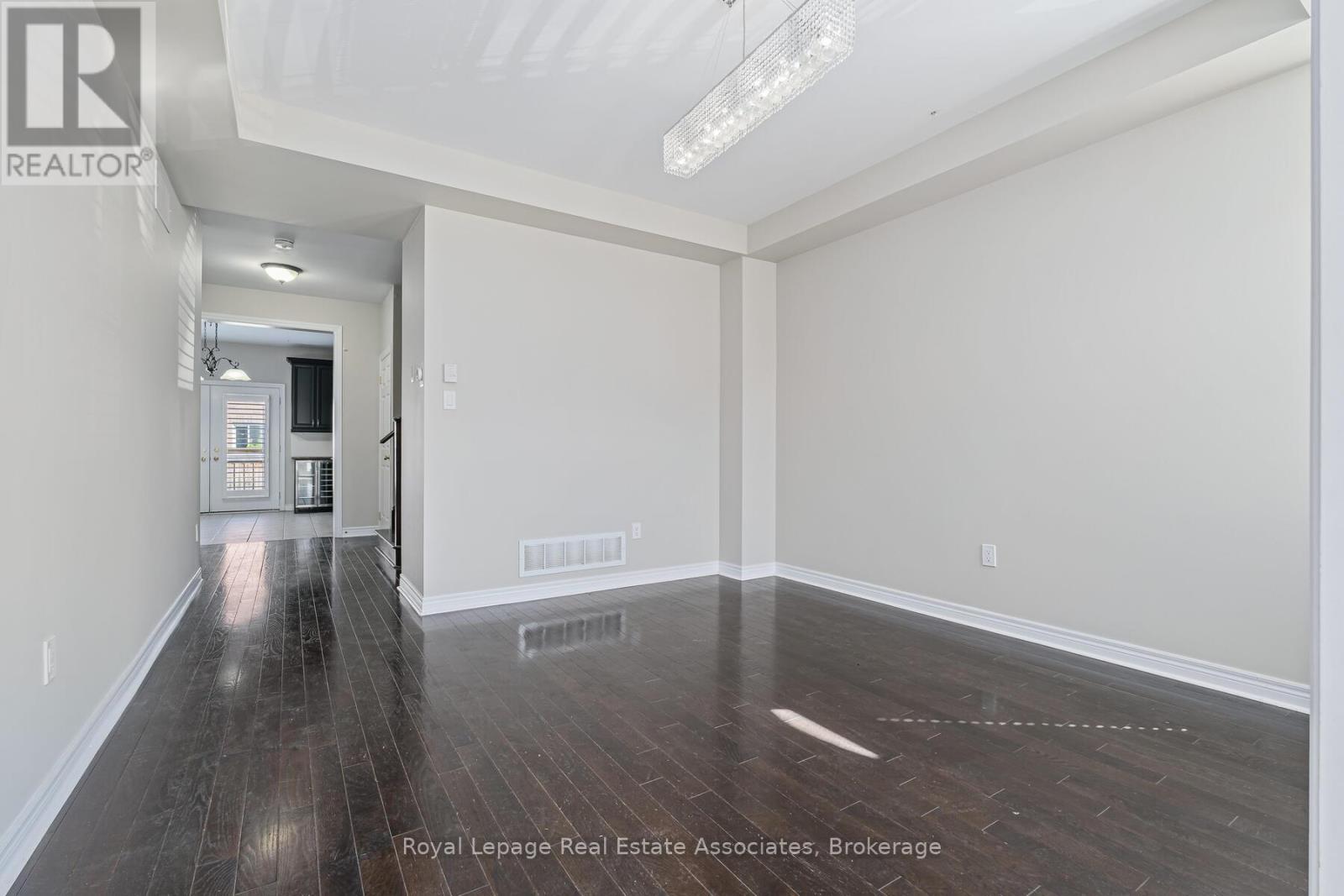 405 Hincks Drive, Milton, Ontario  L9T 8T6 - Photo 5 - W12448935