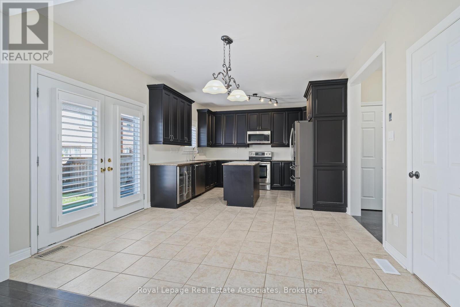 405 Hincks Drive, Milton, Ontario  L9T 8T6 - Photo 8 - W12448935