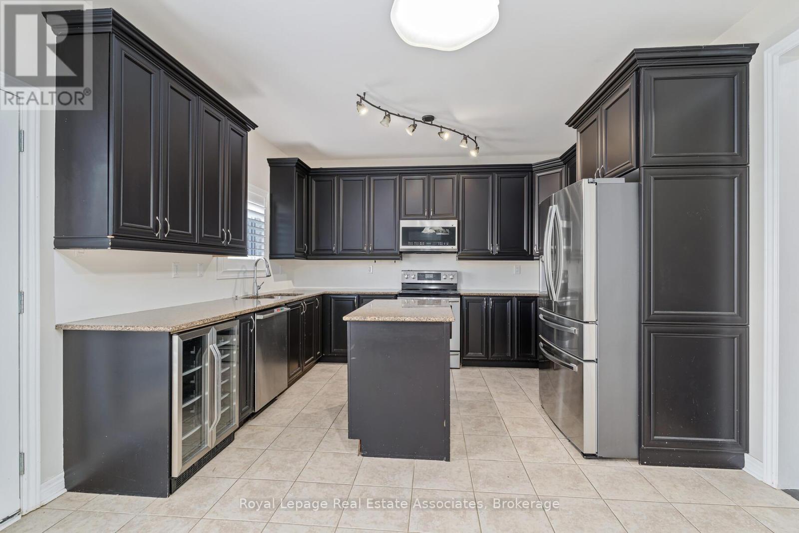 405 Hincks Drive, Milton, Ontario  L9T 8T6 - Photo 9 - W12448935