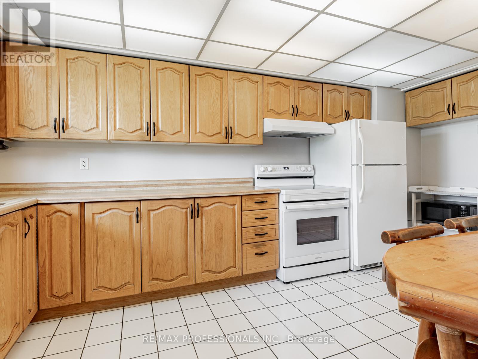 281 Jeffcoat Drive, Toronto (West Humber-Clairville), Ontario  M9W 3E4 - Photo 8 - W12448936