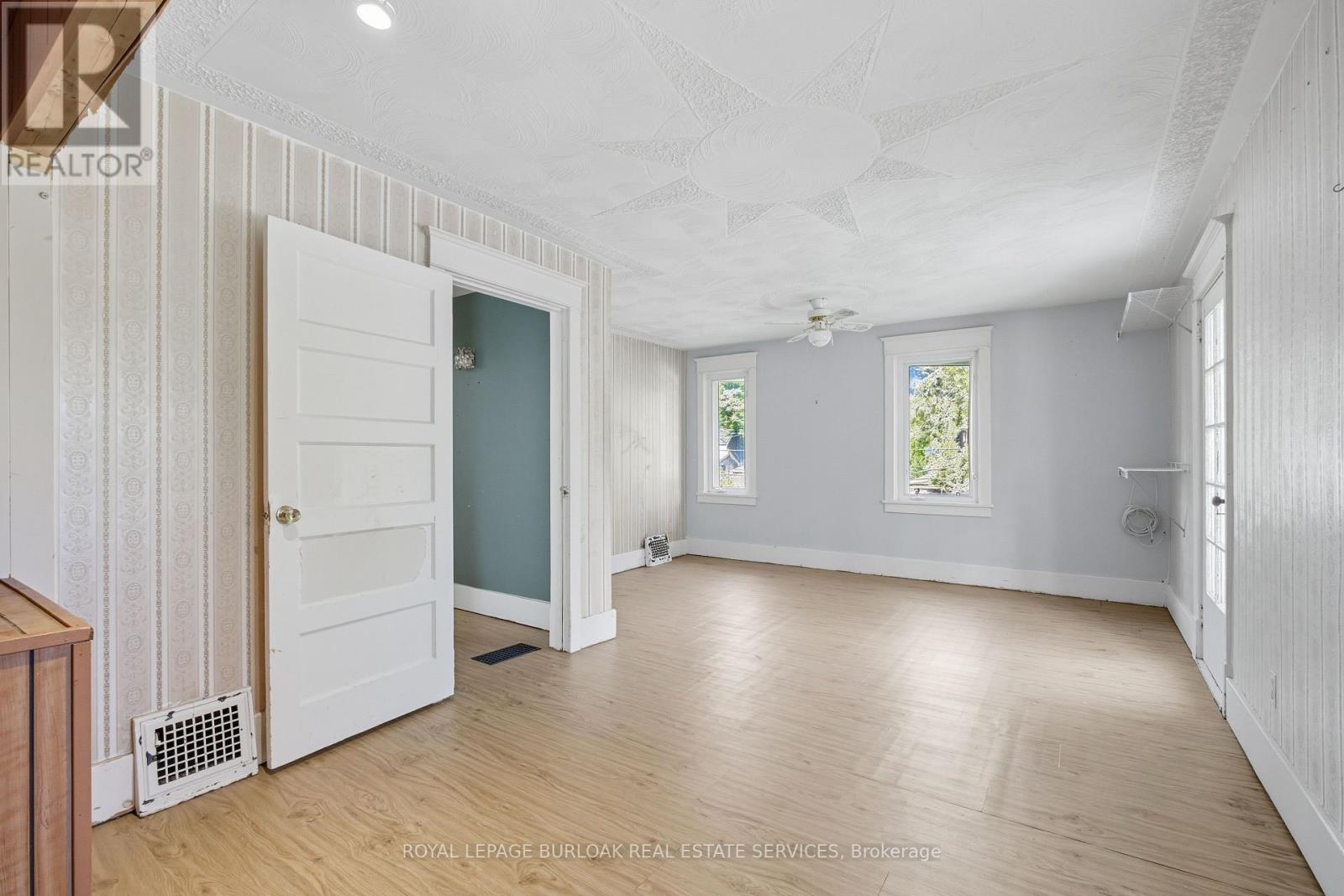 466 Nelson Avenue, Burlington (Brant), Ontario  L7S 1N5 - Photo 11 - W12448999
