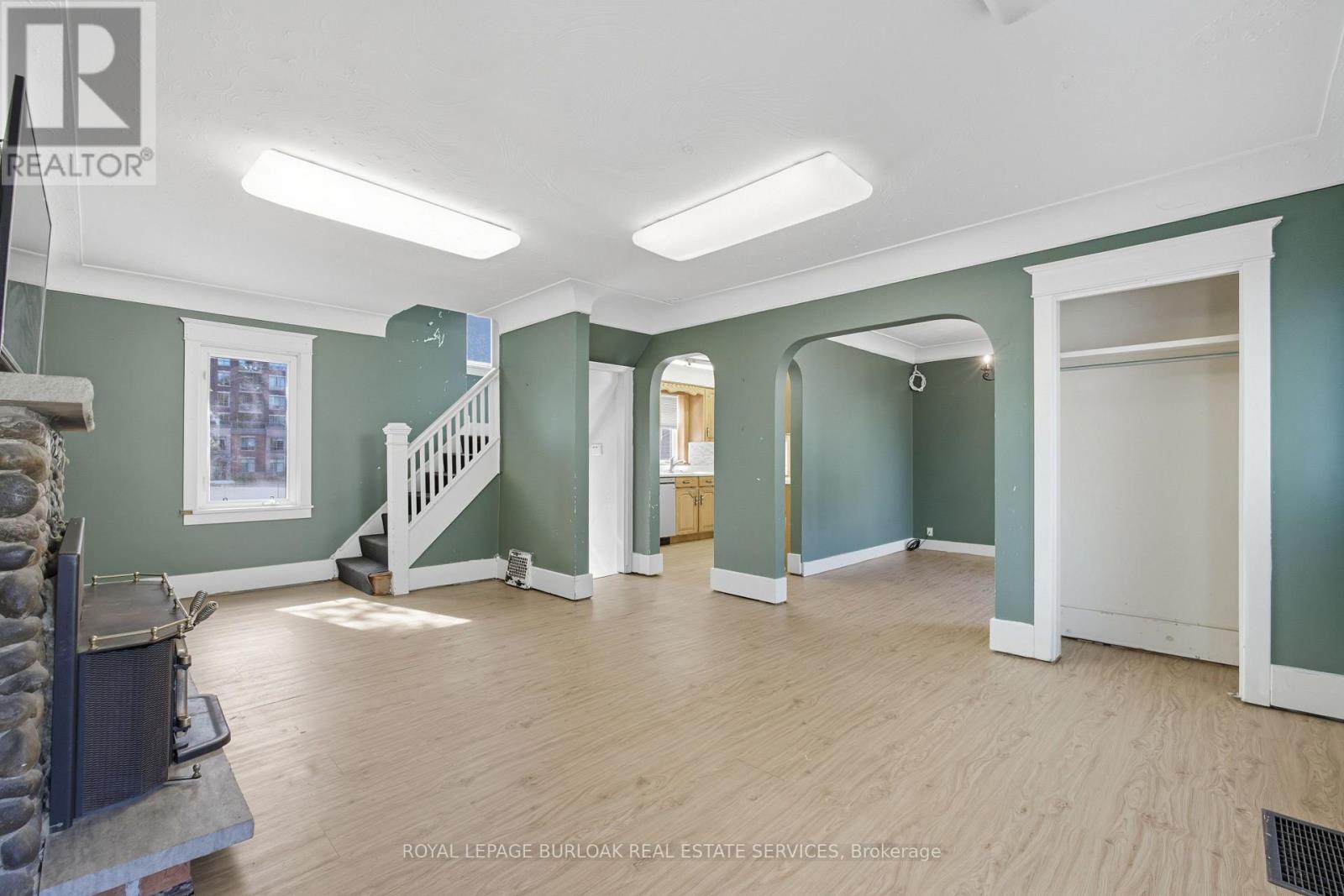 466 Nelson Avenue, Burlington (Brant), Ontario  L7S 1N5 - Photo 4 - W12448999