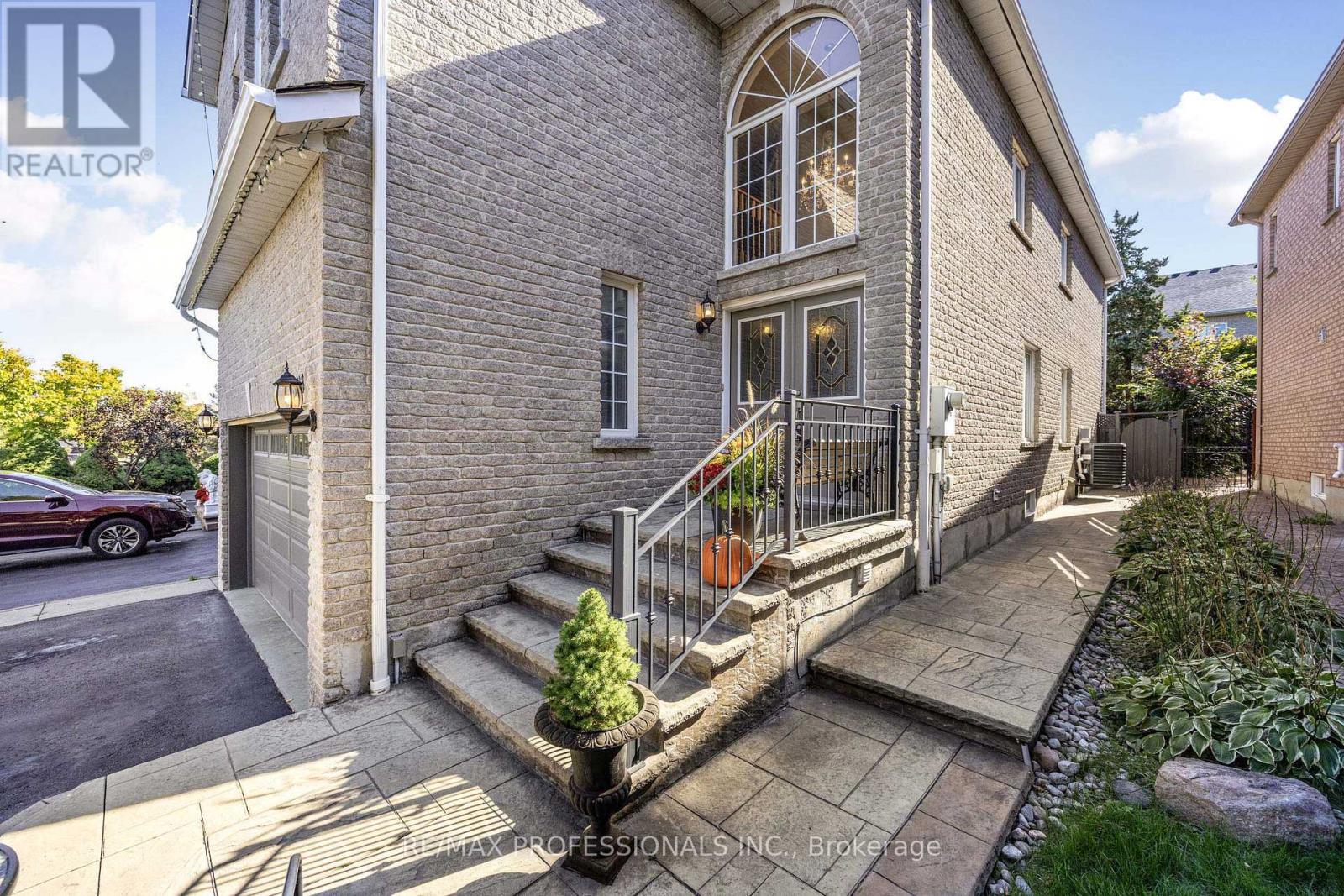 5398 Anvil Lane, Mississauga (Hurontario), Ontario  L5R 3Y8 - Photo 3 - W12449003