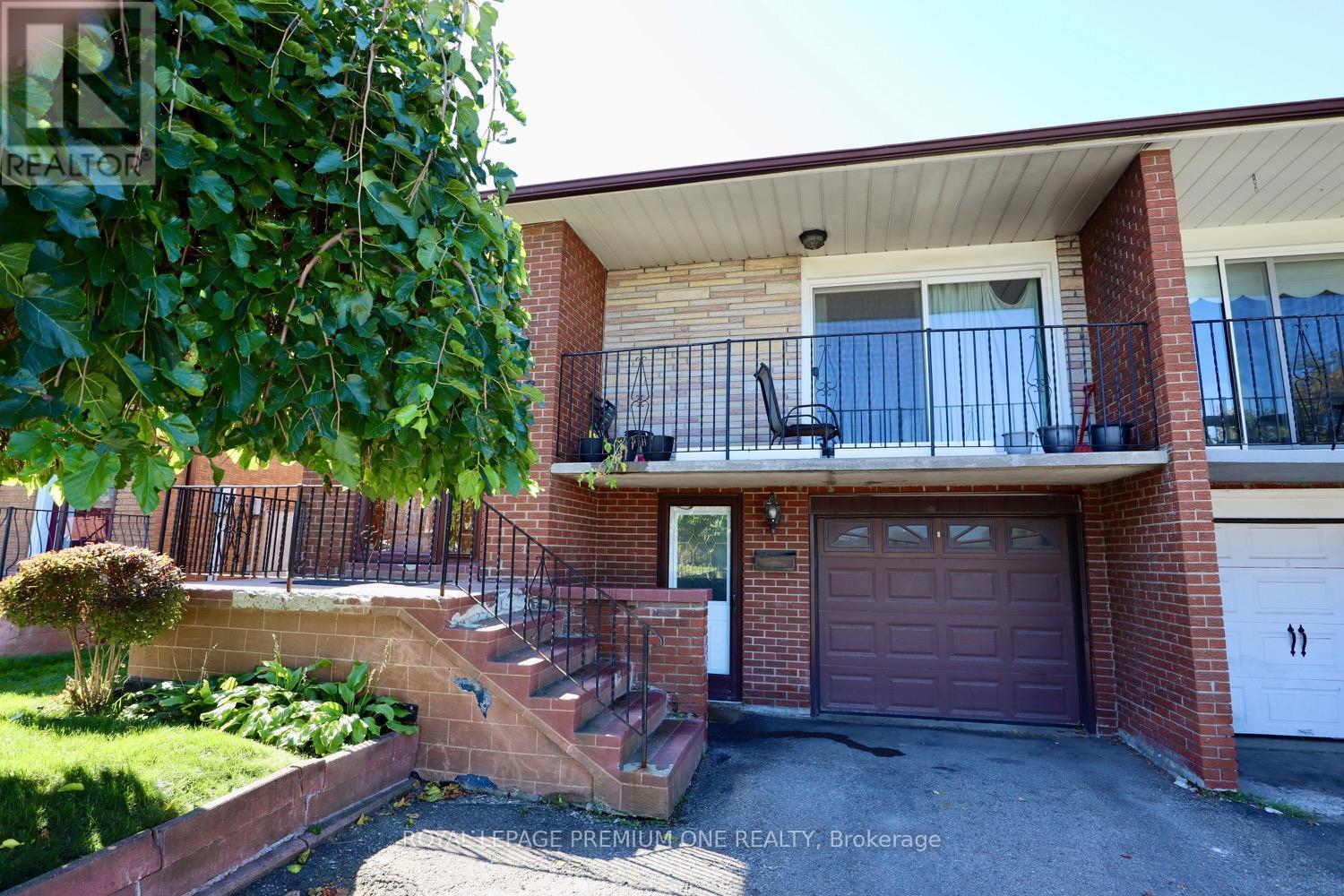 26 Royal Salisbury Way, Brampton (Madoc), Ontario  L6V 3J6 - Photo 3 - W12449019