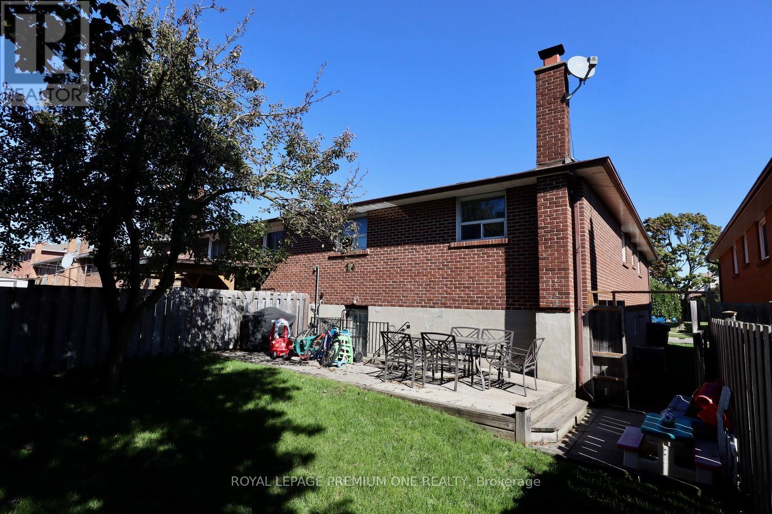 26 Royal Salisbury Way, Brampton (Madoc), Ontario  L6V 3J6 - Photo 6 - W12449019
