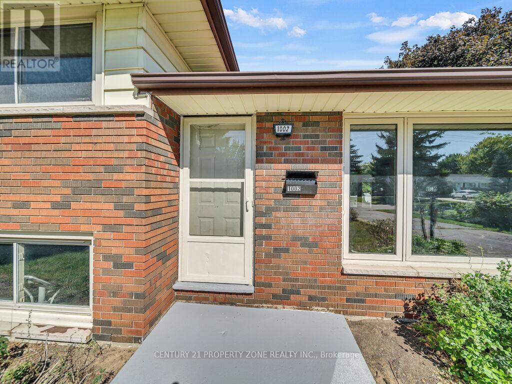 1002 Eastlawn Avenue, Sarnia, Ontario  N7S 1X4 - Photo 11 - X12448948