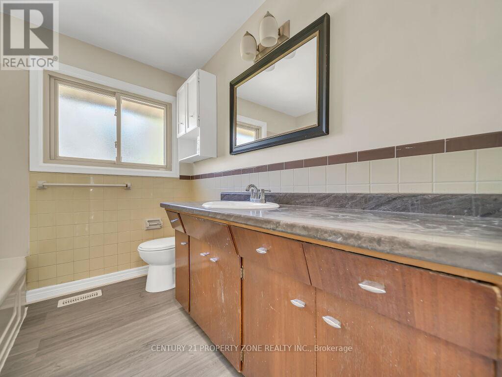 1002 Eastlawn Avenue, Sarnia, Ontario  N7S 1X4 - Photo 31 - X12448948