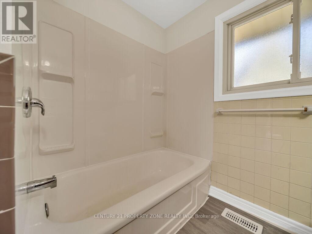 1002 Eastlawn Avenue, Sarnia, Ontario  N7S 1X4 - Photo 32 - X12448948