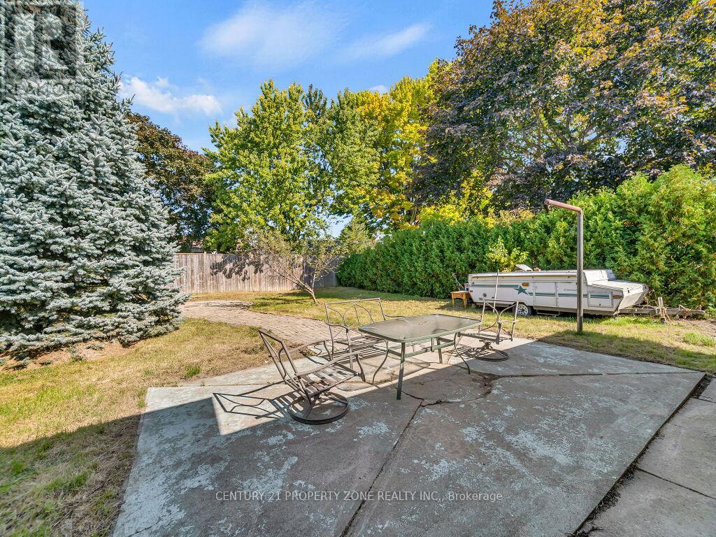 1002 Eastlawn Avenue, Sarnia, Ontario  N7S 1X4 - Photo 37 - X12448948