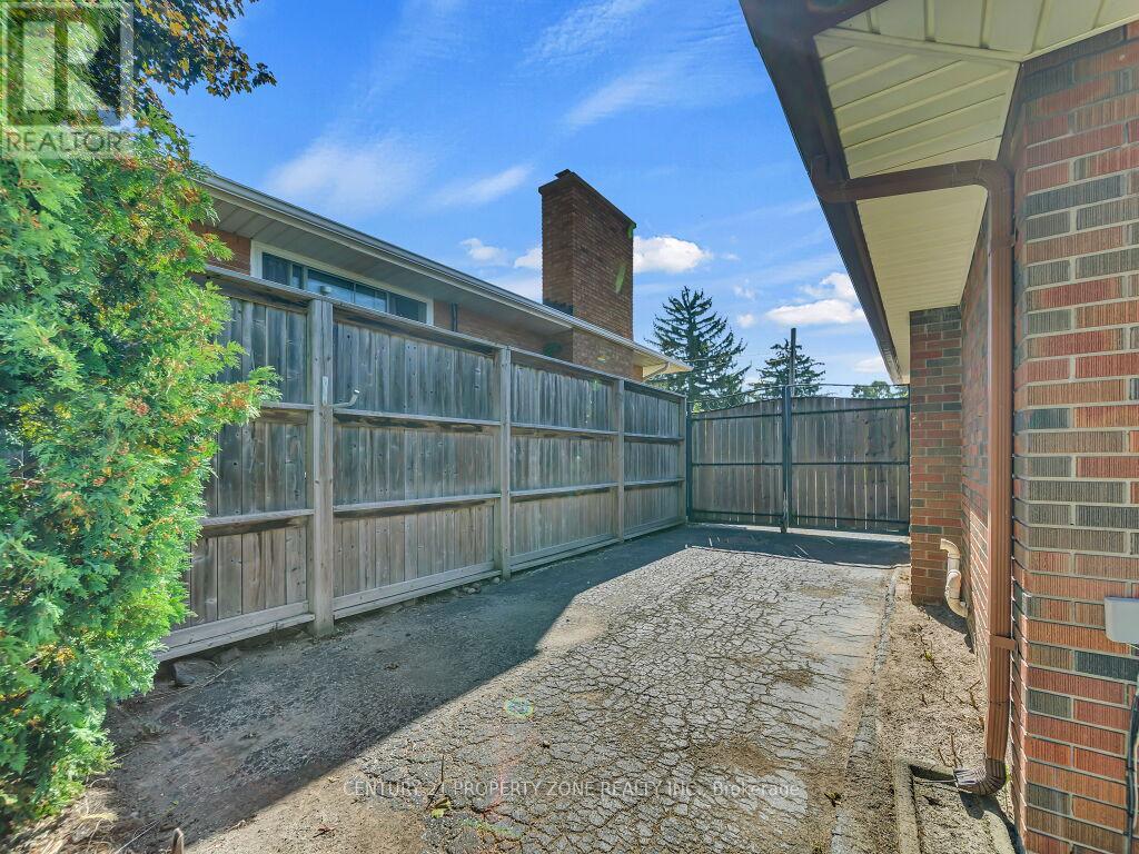 1002 Eastlawn Avenue, Sarnia, Ontario  N7S 1X4 - Photo 38 - X12448948