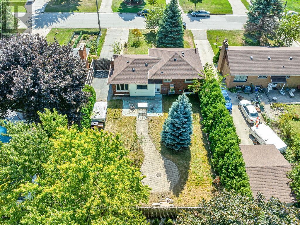 1002 Eastlawn Avenue, Sarnia, Ontario  N7S 1X4 - Photo 7 - X12448948