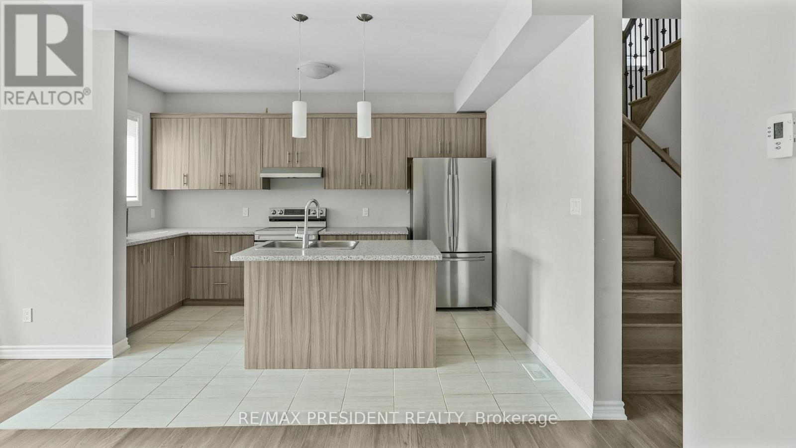 28 Mclaughlin Street, Welland (Lincoln/crowland), Ontario  L3B 0J8 - Photo 8 - X12449009