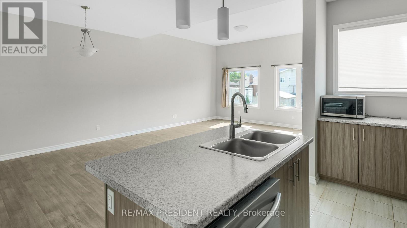 28 Mclaughlin Street, Welland (Lincoln/crowland), Ontario  L3B 0J8 - Photo 9 - X12449009