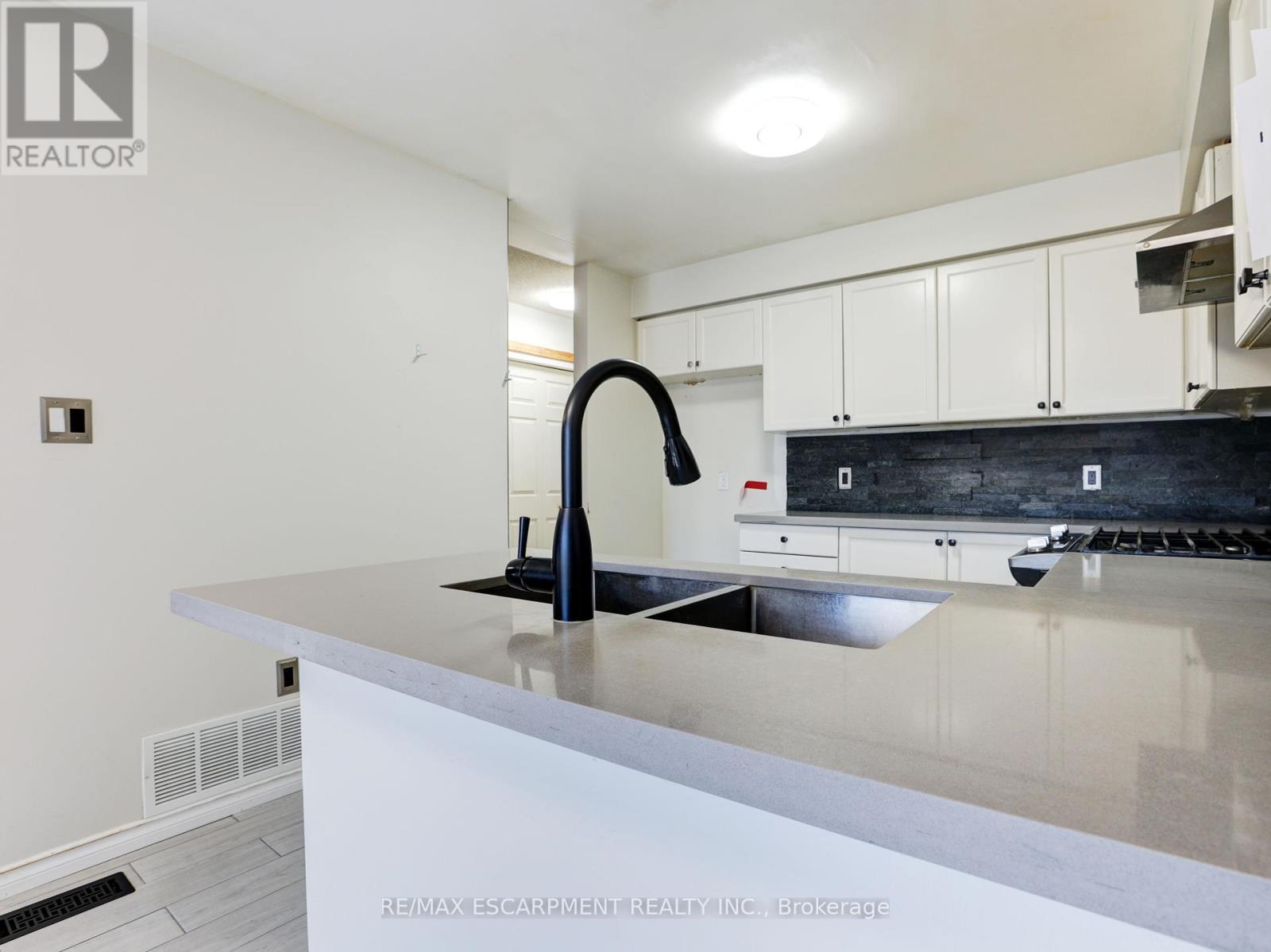 14 Chateau Crescent, Cambridge, Ontario  N3H 5S2 - Photo 19 - X12449017