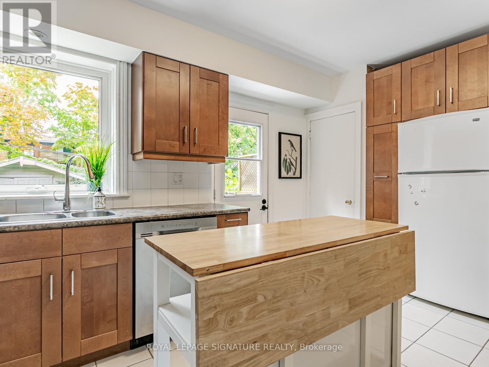 12 Cherrywood Avenue, Toronto (Humewood-Cedarvale), Ontario  M6C 2X2 - Photo 11 - C12449050
