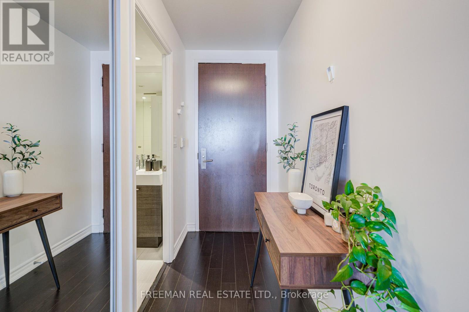 3703 - 386 Yonge Street, Toronto, Ontario  M5B 0A5 - Photo 2 - C12449104