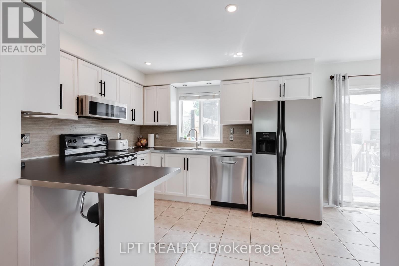 11 Lookout Street, Essa, Ontario  L0M 1B4 - Photo 7 - N12449084