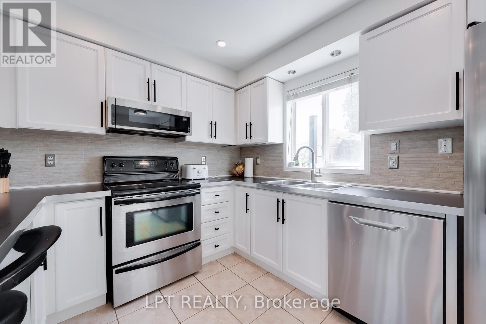 11 Lookout Street, Essa, Ontario  L0M 1B4 - Photo 9 - N12449084