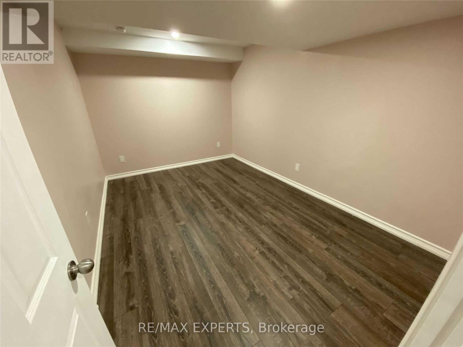 690 Yarfield Crescent, Newmarket, Ontario  L3X 0H3 - Photo 10 - N12449127