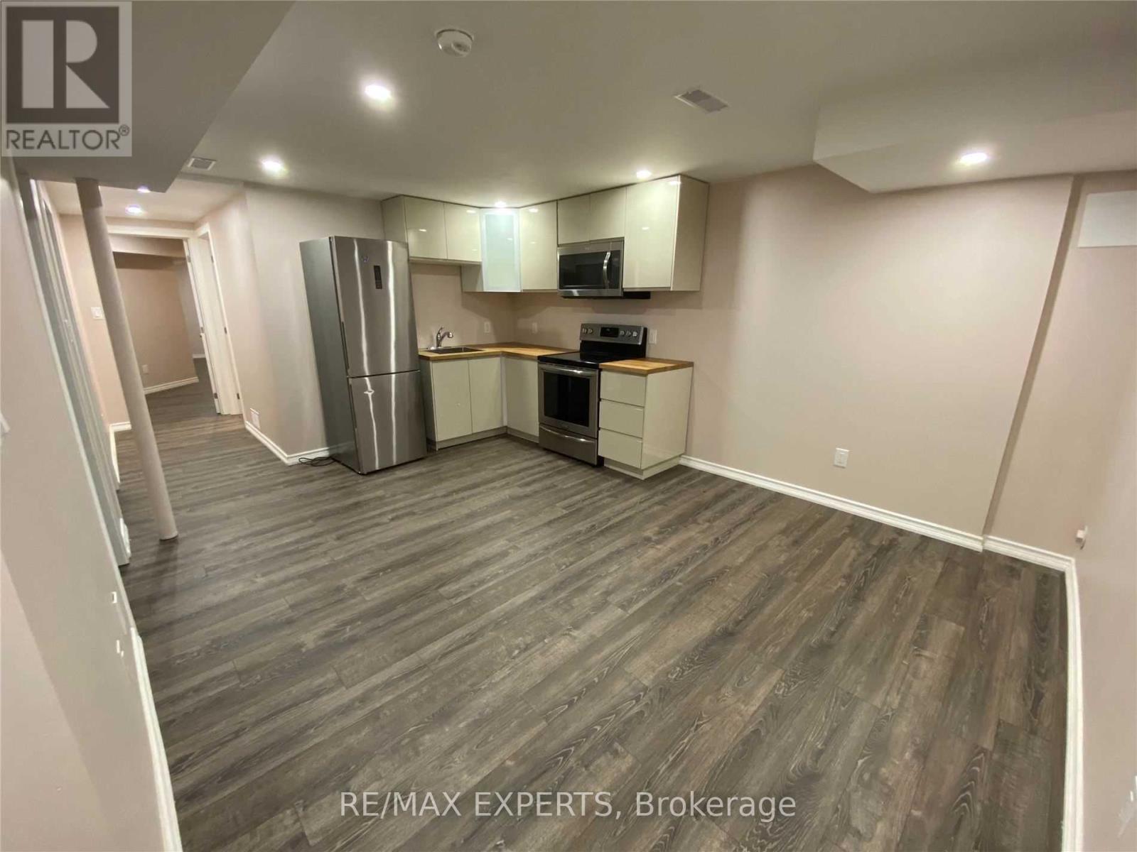 690 Yarfield Crescent, Newmarket, Ontario  L3X 0H3 - Photo 2 - N12449127