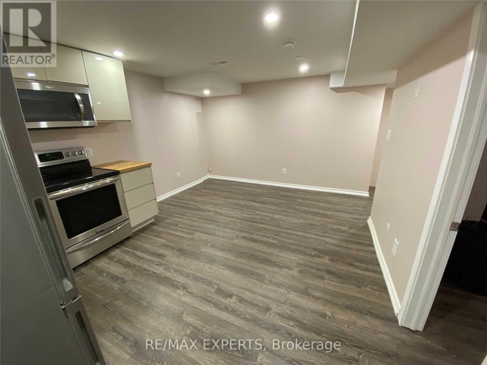 690 Yarfield Crescent, Newmarket, Ontario  L3X 0H3 - Photo 3 - N12449127