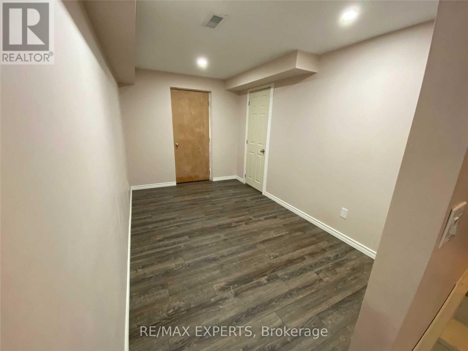 690 Yarfield Crescent, Newmarket, Ontario  L3X 0H3 - Photo 6 - N12449127