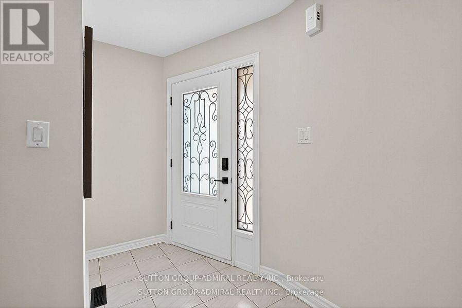 43 Keremeos Crescent, Richmond Hill, Ontario  L4C 9R9 - Photo 6 - N12449203