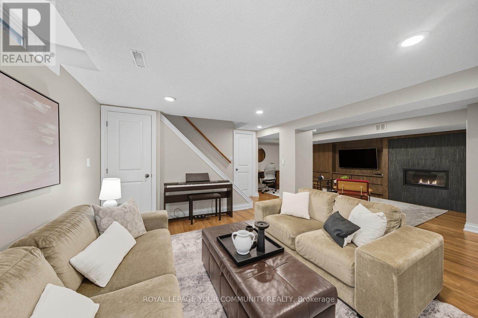 32 Ravengloss Drive, Markham, Ontario  L3T 4C9 - Photo 8 - N12449228