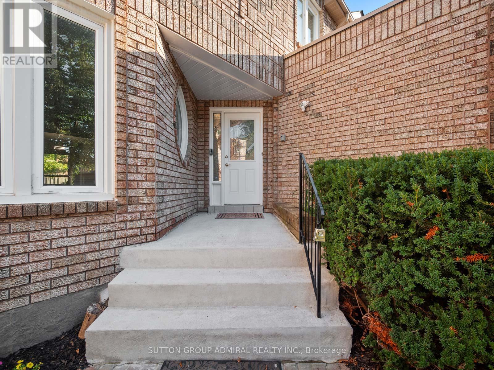 67 Venice Crescent, Vaughan, Ontario  L4J 7T1 - Photo 4 - N12448914