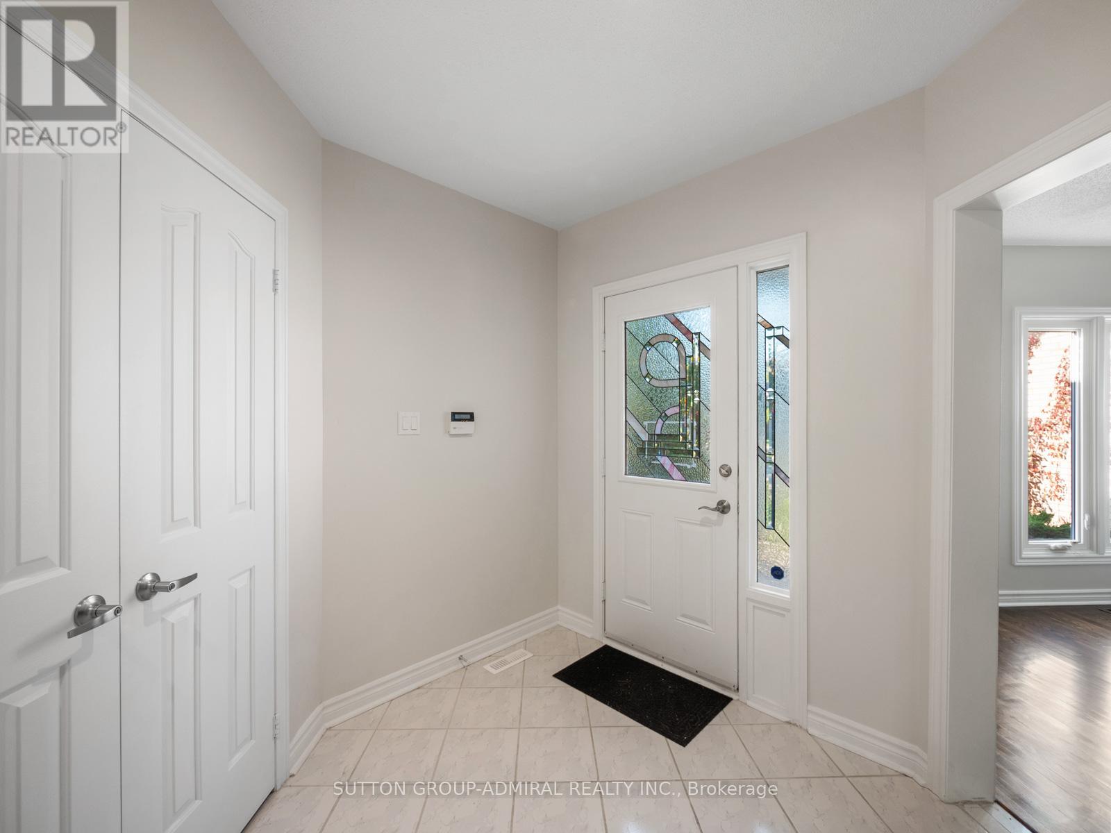 67 Venice Crescent, Vaughan, Ontario  L4J 7T1 - Photo 5 - N12448914
