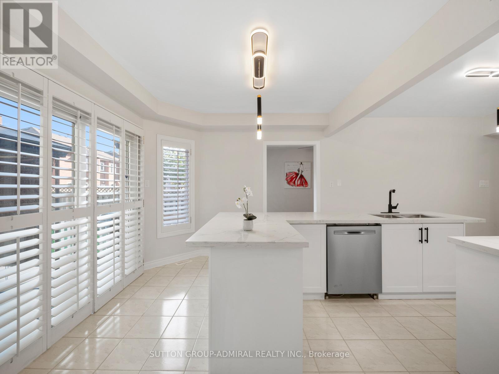 67 Venice Crescent, Vaughan, Ontario  L4J 7T1 - Photo 8 - N12448914
