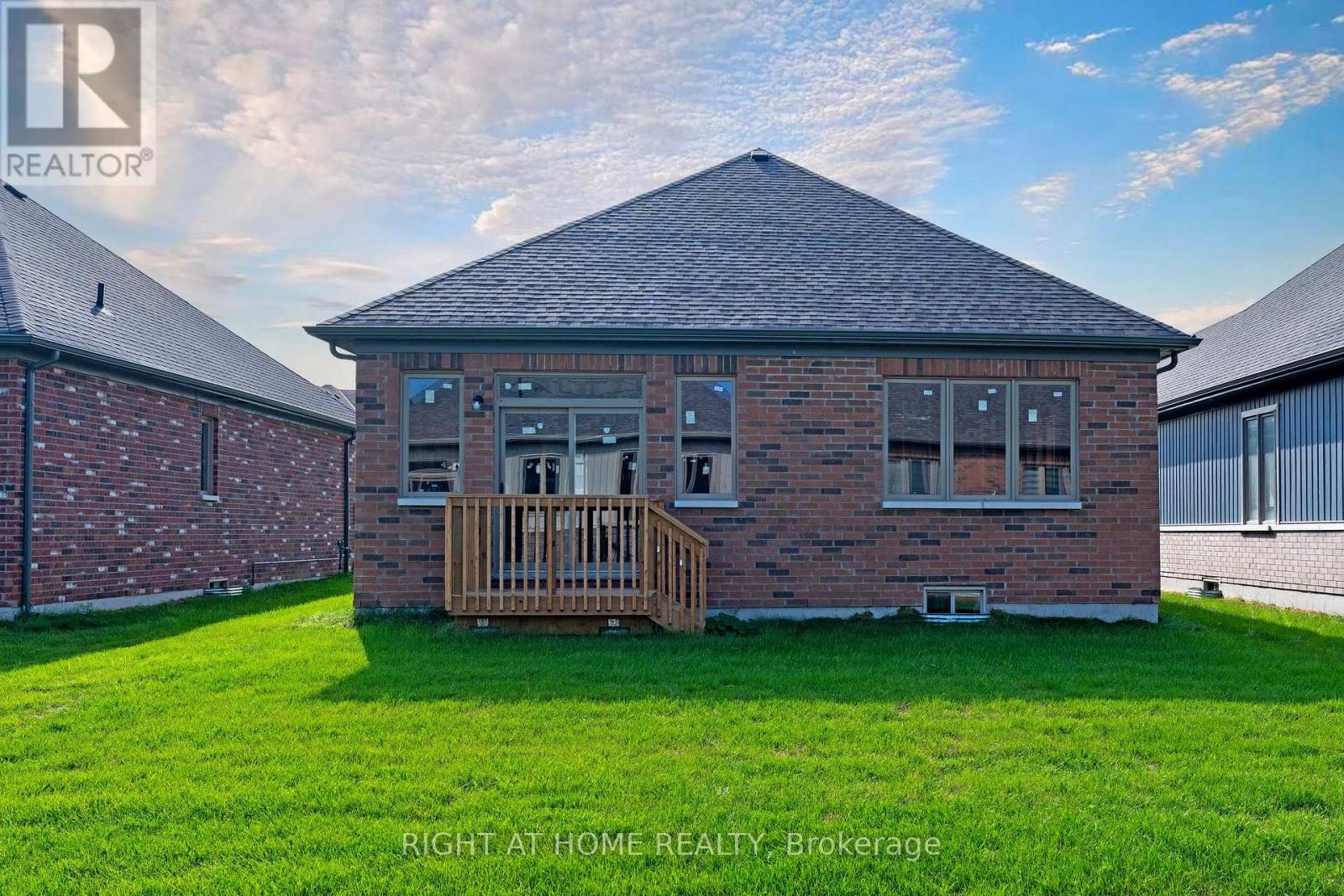 256 Duncan Street, Clearview, Ontario  L0M 1S0 - Photo 12 - S12449204