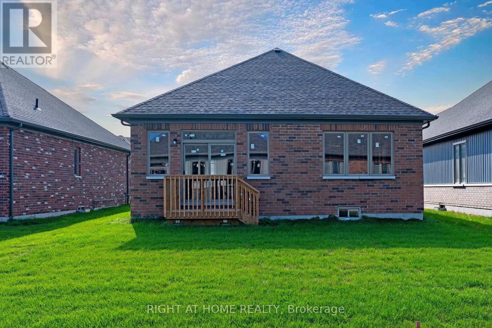 256 Duncan Street, Clearview, Ontario  L0M 1S0 - Photo 13 - S12449204