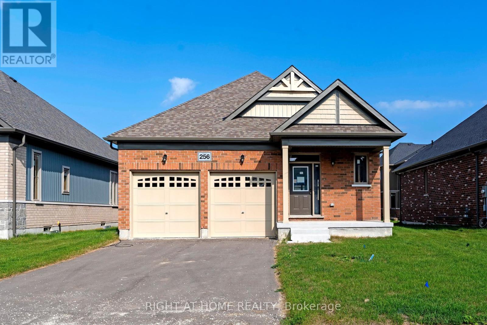 256 Duncan Street, Clearview, Ontario  L0M 1S0 - Photo 2 - S12449204