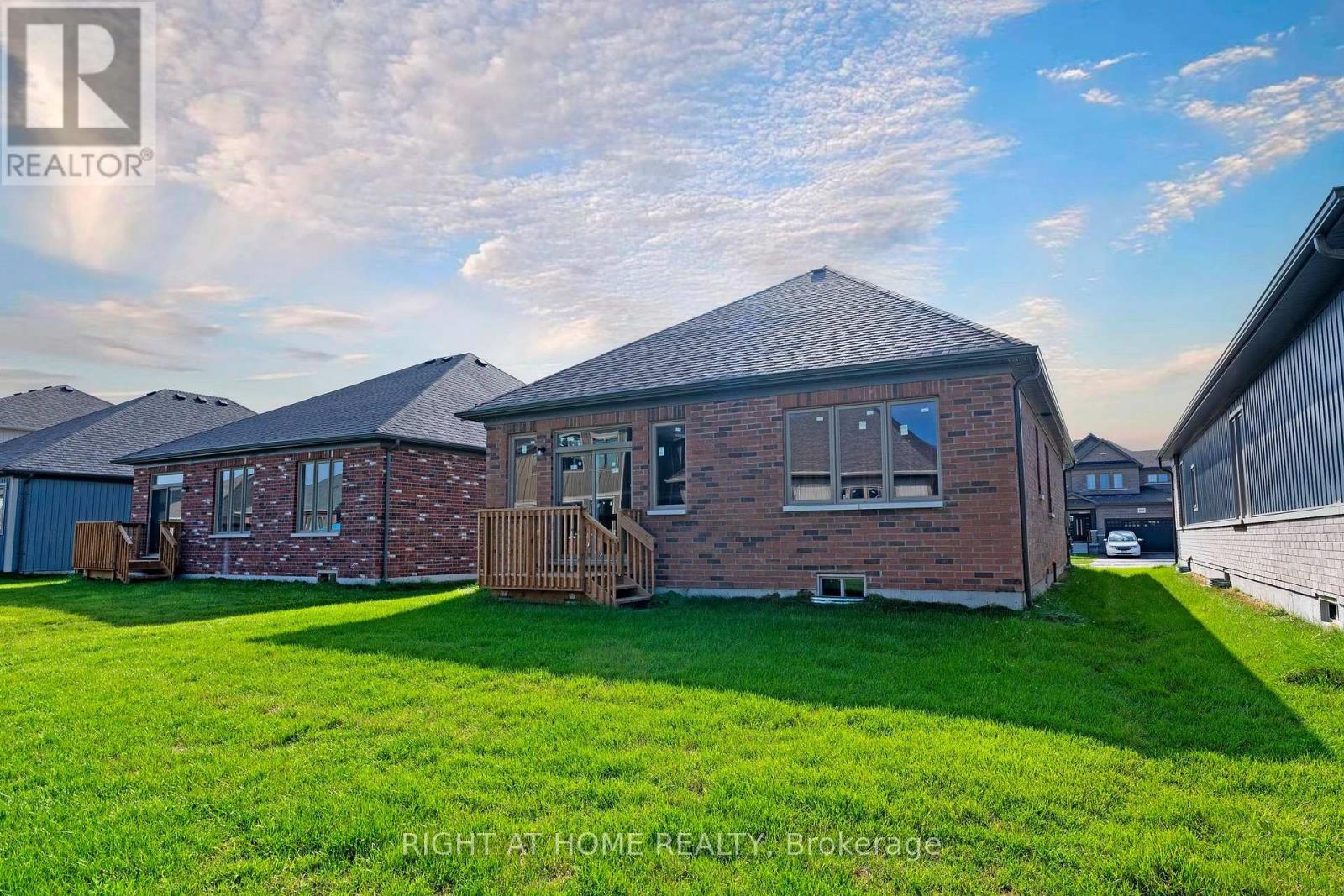 256 Duncan Street, Clearview, Ontario  L0M 1S0 - Photo 9 - S12449204