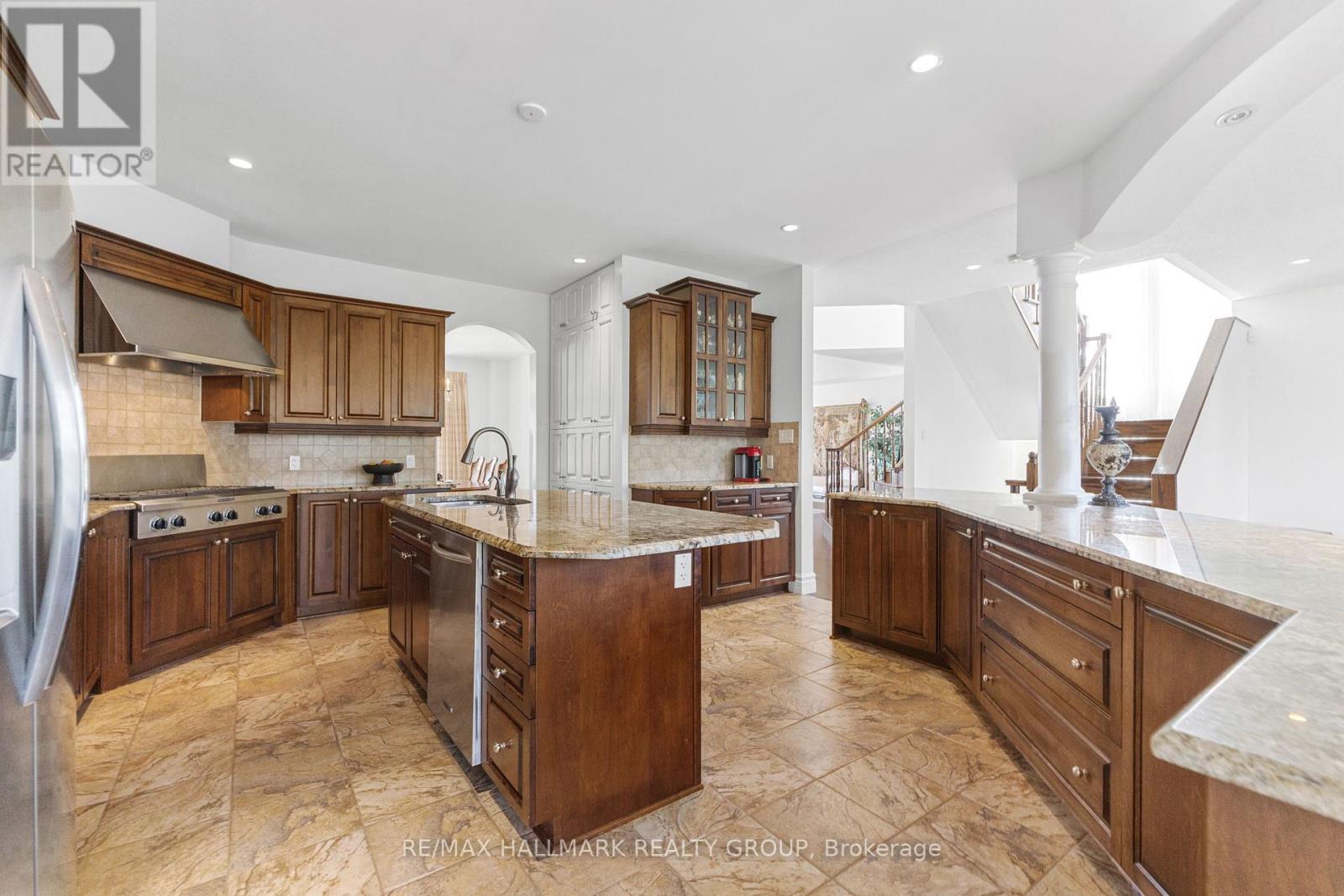 60 Winding Way, Ottawa, Ontario  K2G 6Y6 - Photo 13 - X12449160