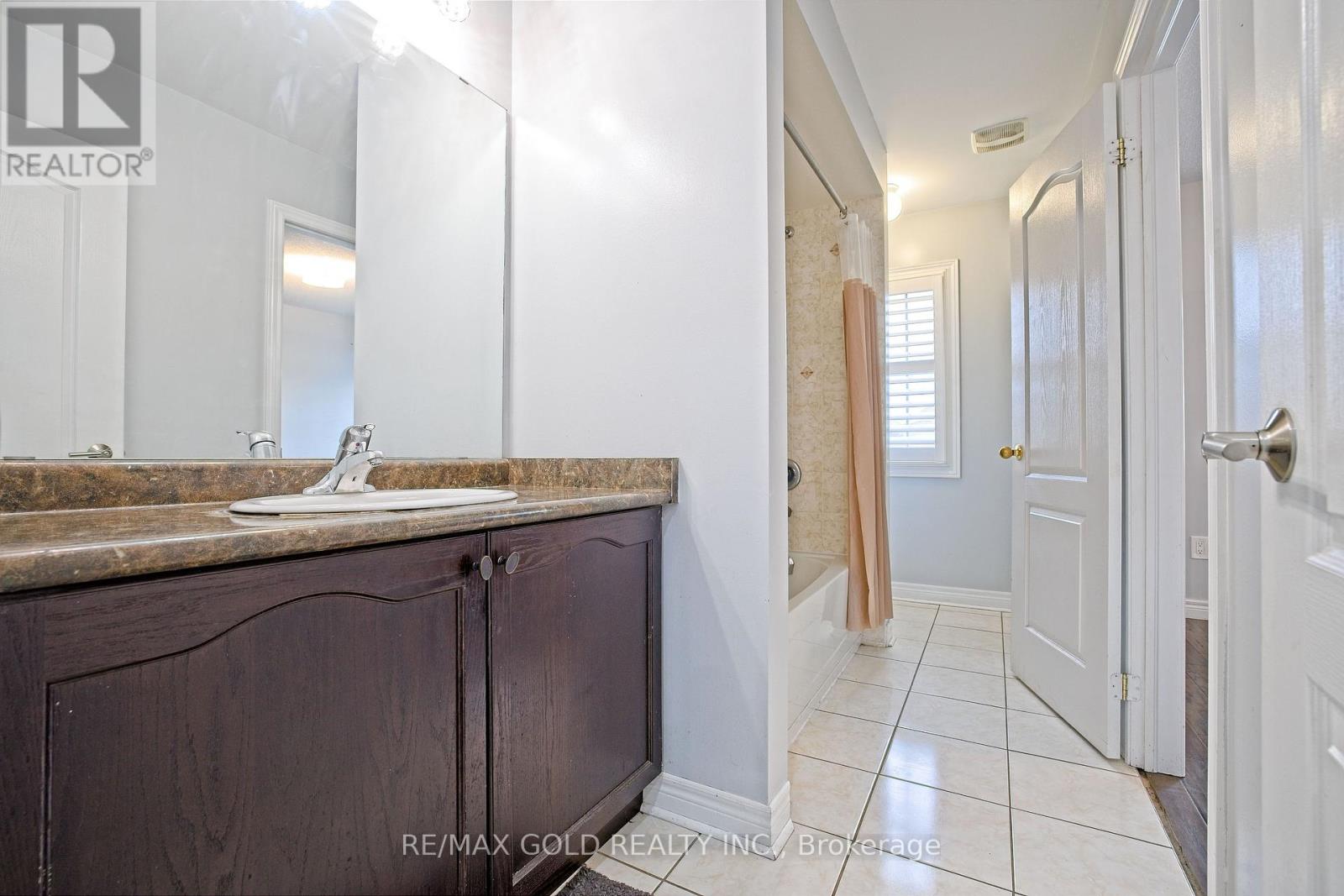 35 Abitibi Lake Drive, Brampton (Sandringham-Wellington), Ontario  L6R 0Y3 - Photo 39 - W12371198