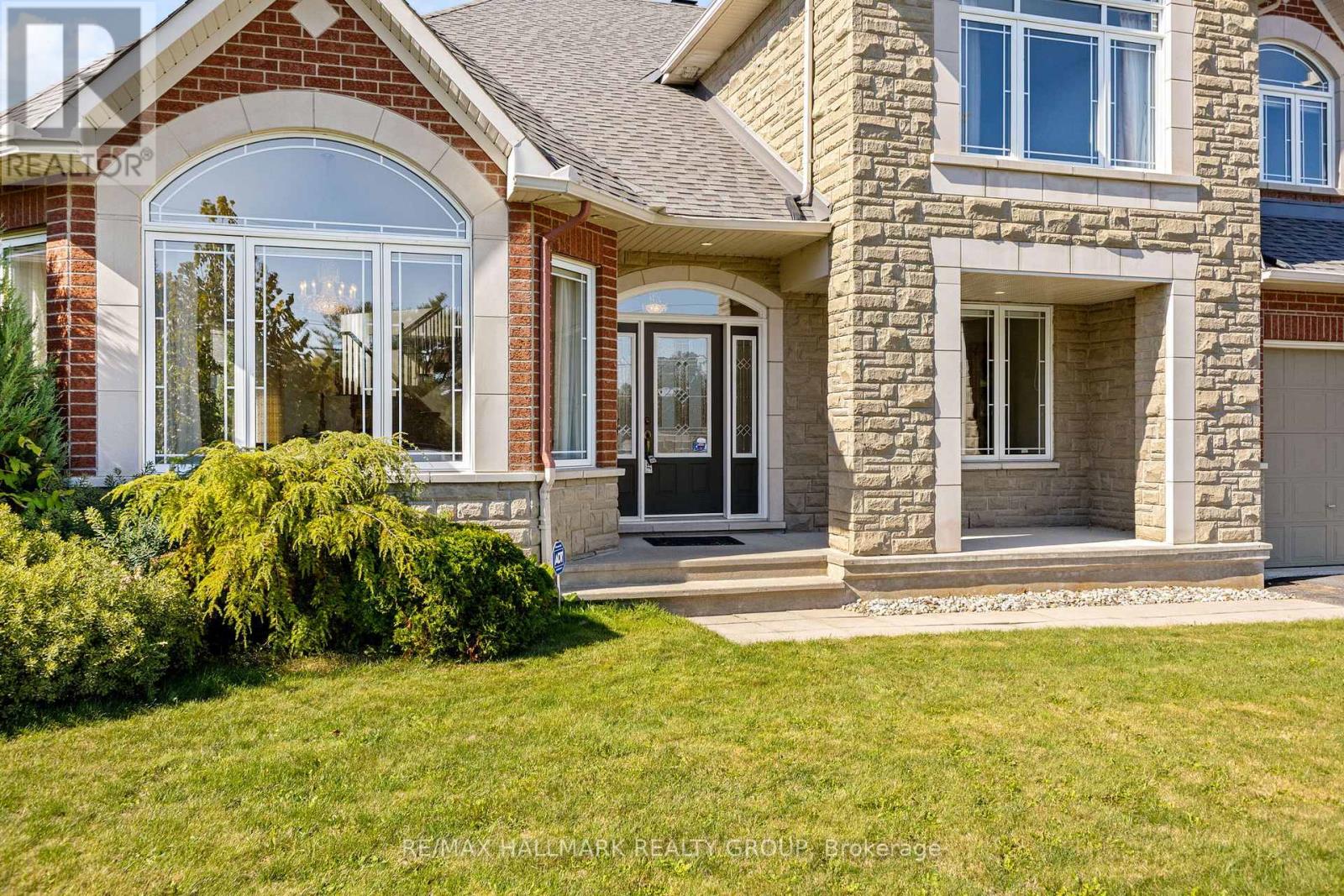 60 Winding Way, Ottawa, Ontario  K2G 6Y6 - Photo 3 - X12449160