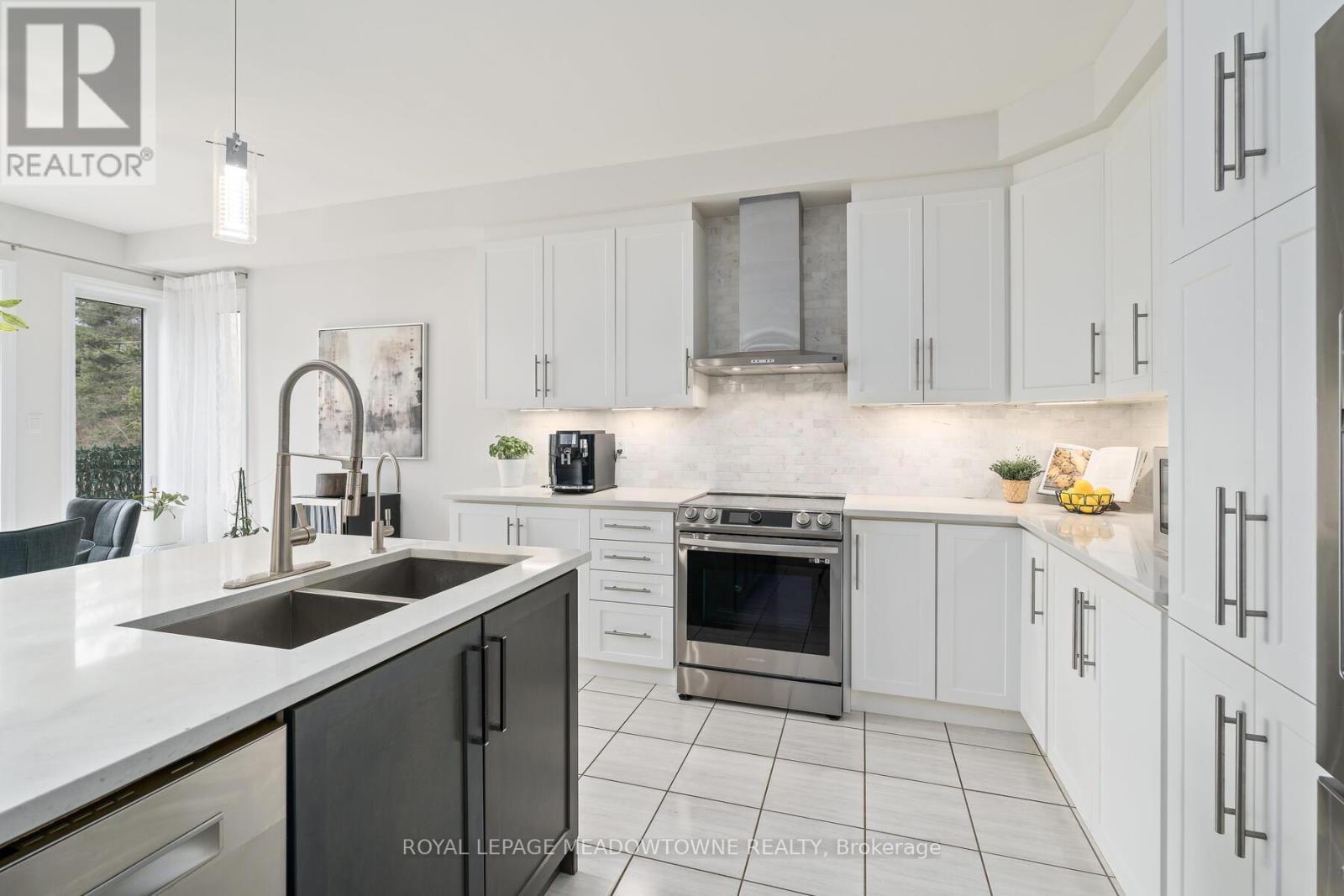 121 Upper Canada Court, Halton Hills, Ontario  L7G 0L3 - Photo 14 - W12449032