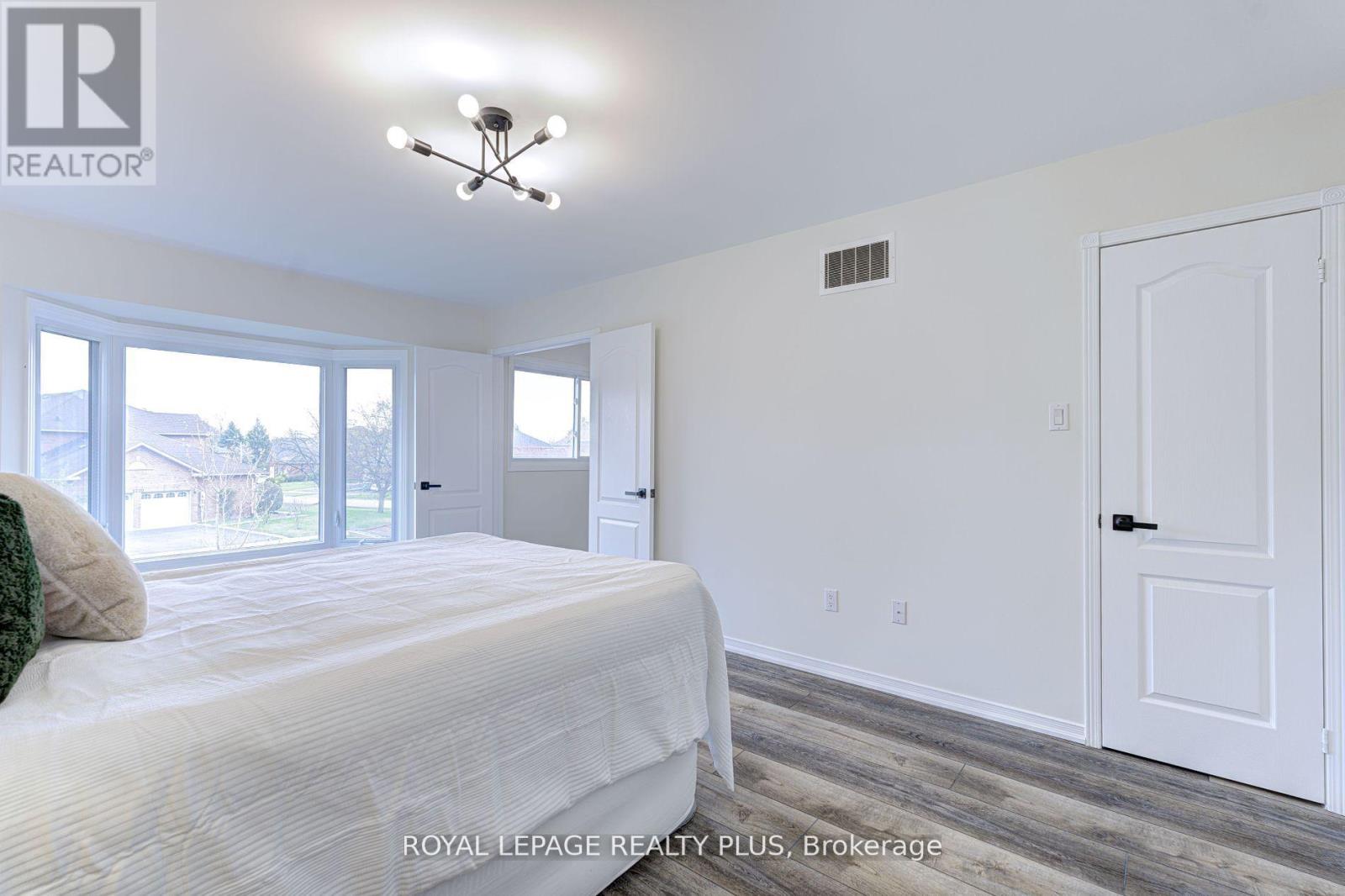 1231 Sable Drive, Burlington, Ontario  L7S 2J6 - Photo 32 - W12449033