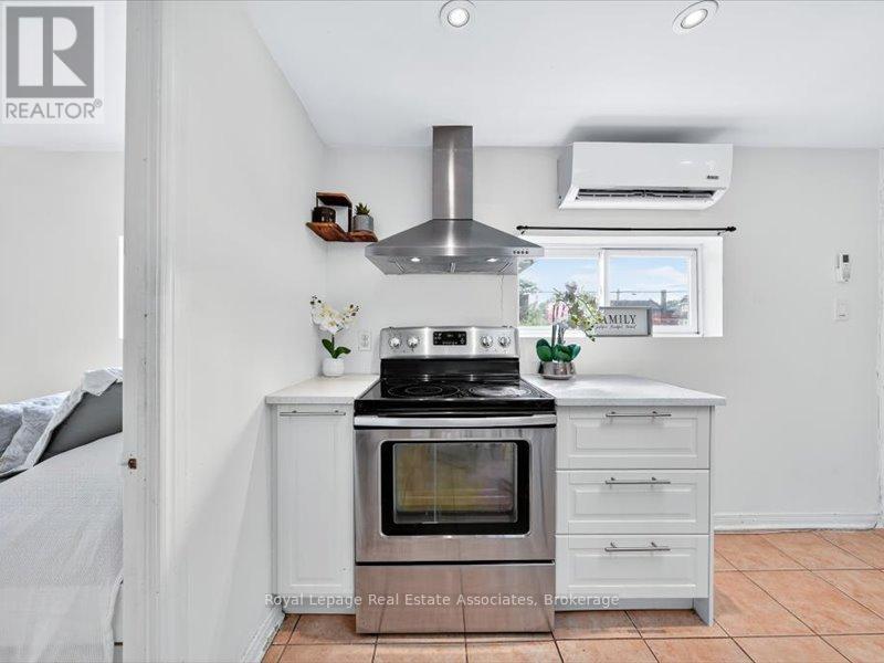 1640 Queen Street W, Toronto, Ontario  M6R 1B2 - Photo 14 - W12449043