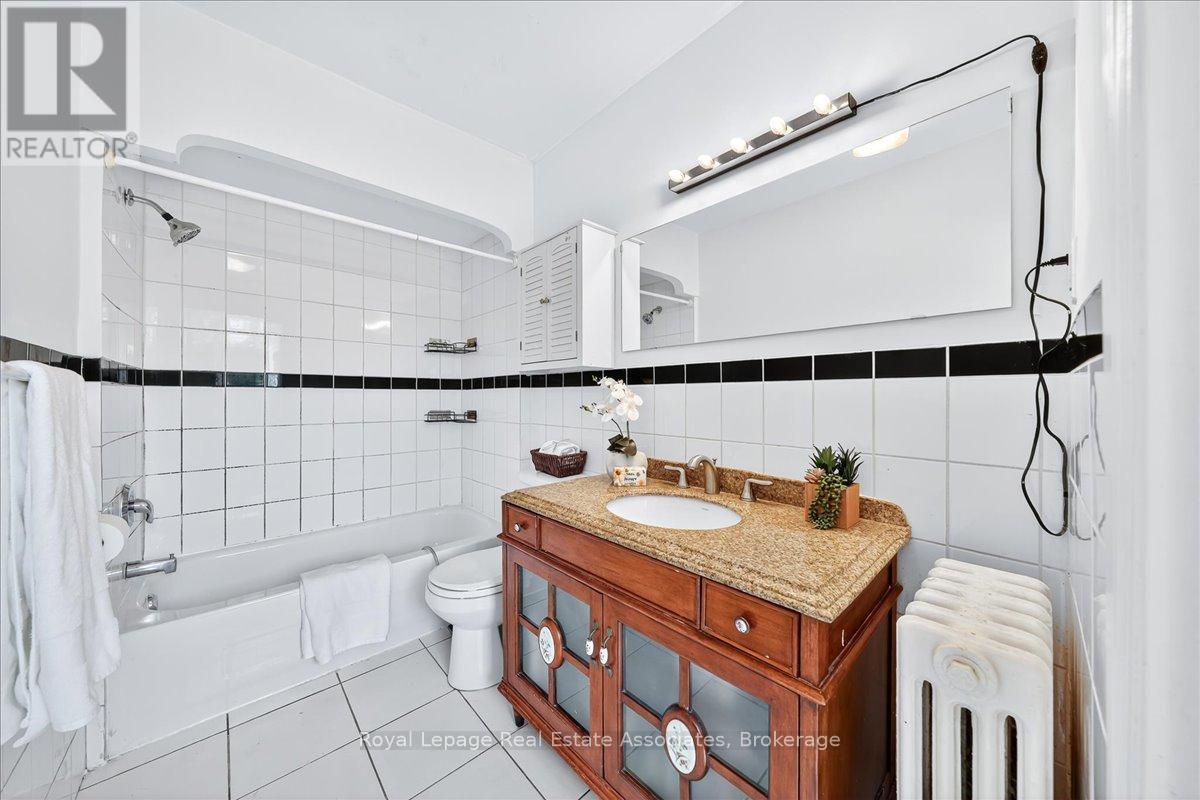 1640 Queen Street W, Toronto, Ontario  M6R 1B2 - Photo 19 - W12449043