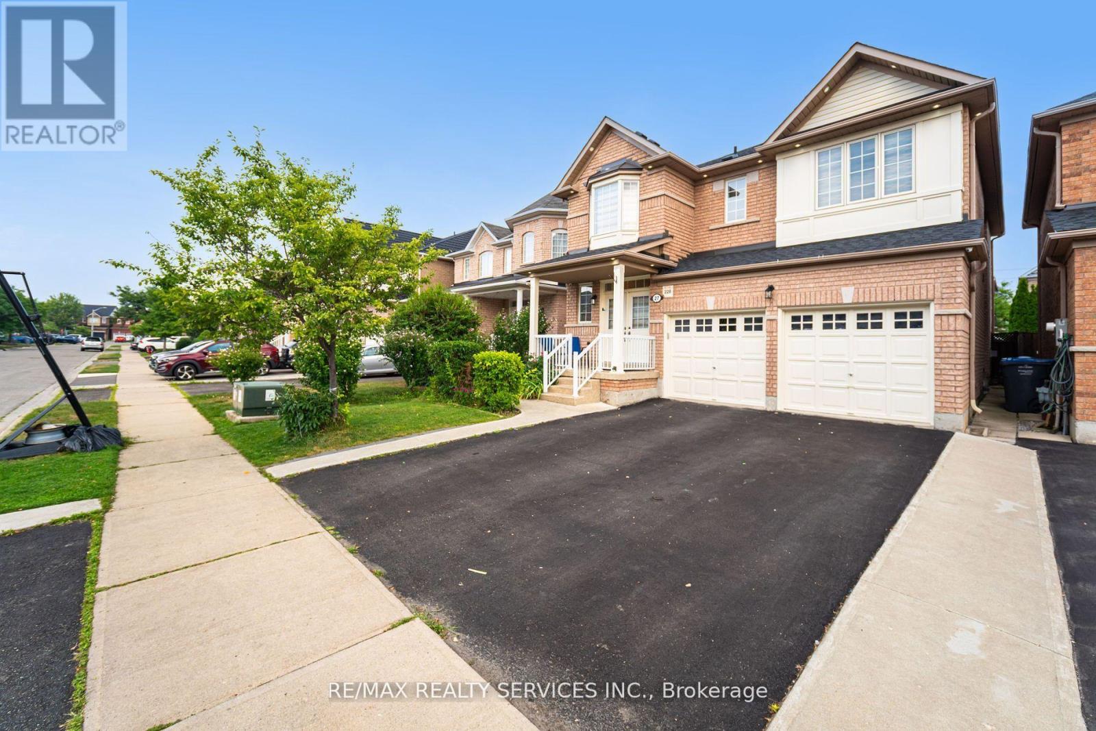 27 Hardgate Crescent, Brampton, Ontario  L7A 3V7 - Photo 4 - W12449082