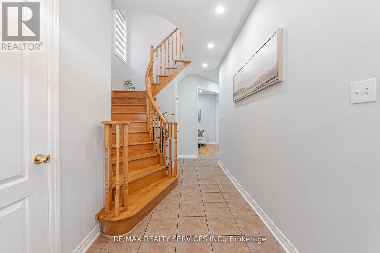 27 Hardgate Crescent, Brampton, Ontario  L7A 3V7 - Photo 7 - W12449082